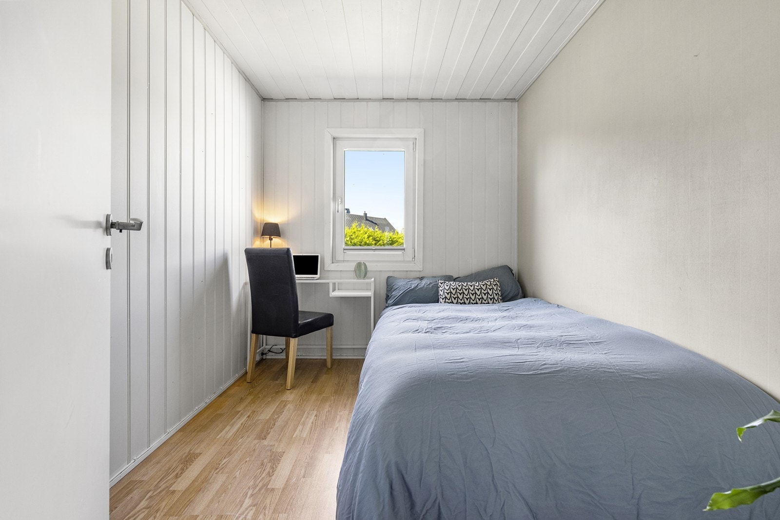 Boligens tredje soverom i denne etasjen, med plass til seng og en liten arbeidsplass. Galleribilde