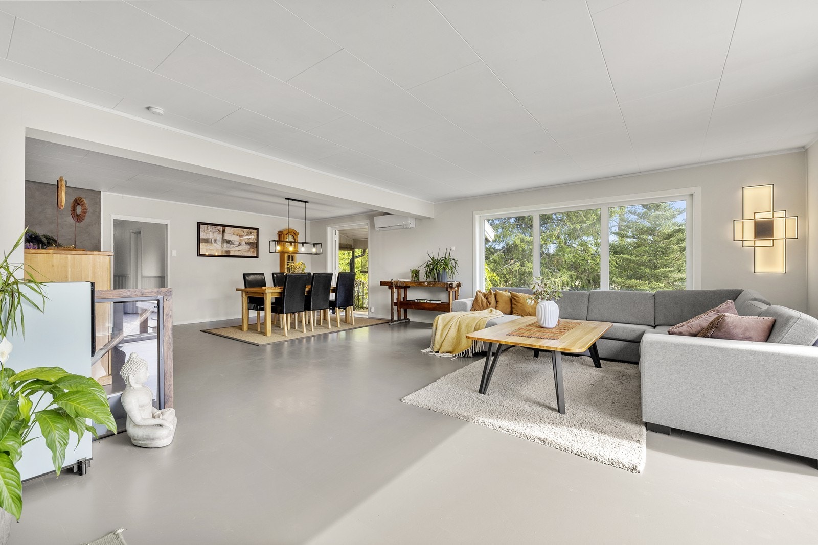 Den romslige stuen gir fleksibilitet til å møblere i ulike soner. Galleribilde