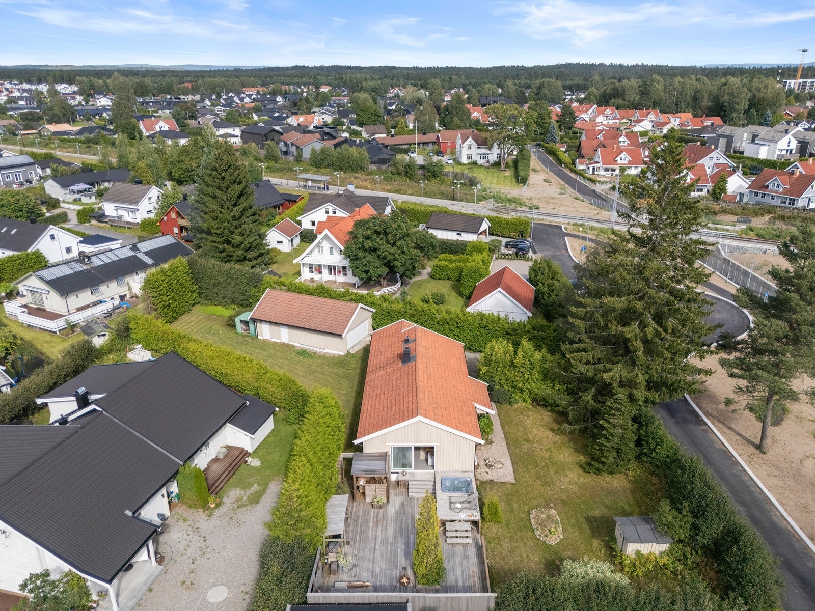 Med nærhet til skog og mark er det gode turmuligheter, og nabolaget er vurdert som svært trygt. Galleribilde