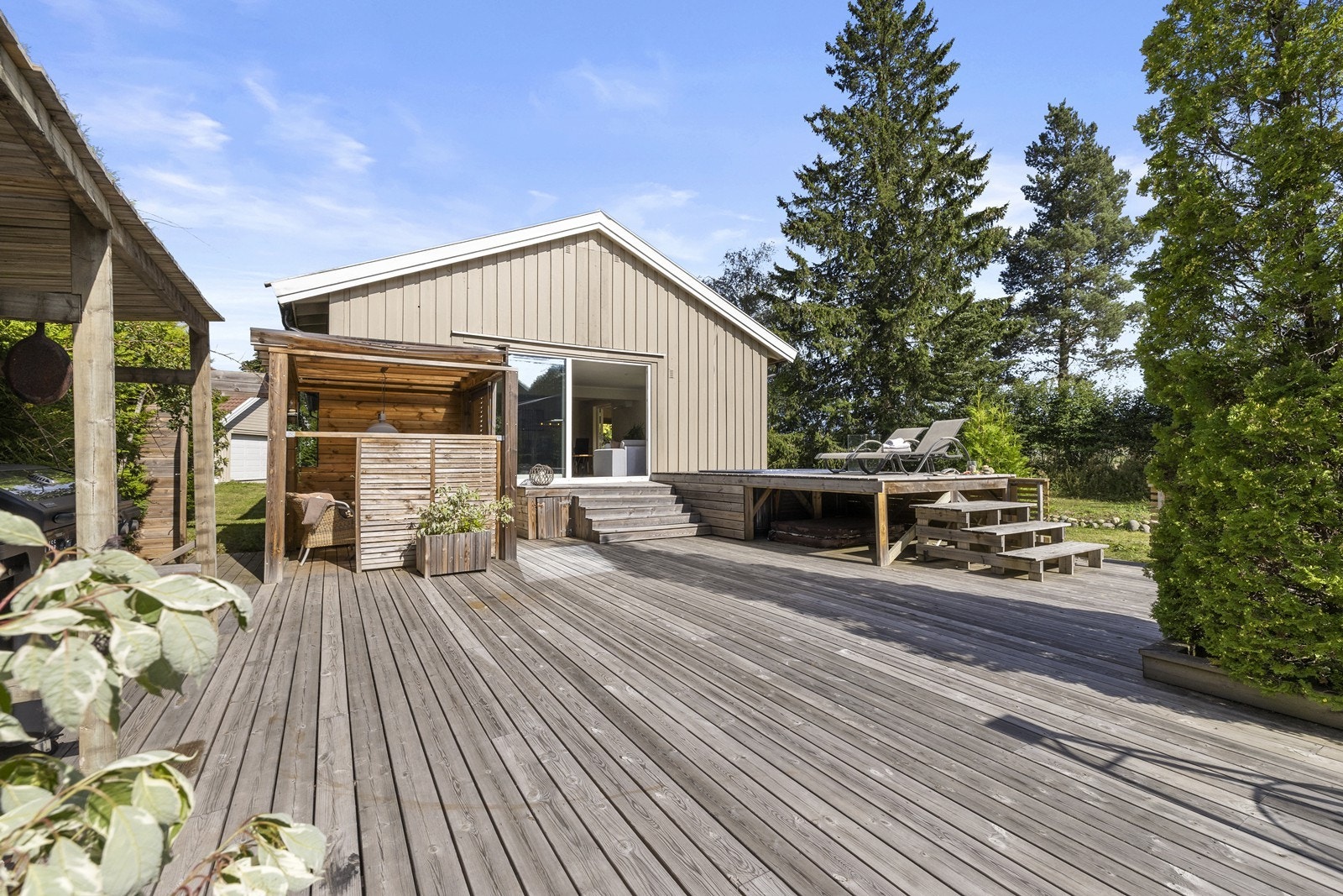 Fra den store terrassen er det trapp ned til hagen. Galleribilde