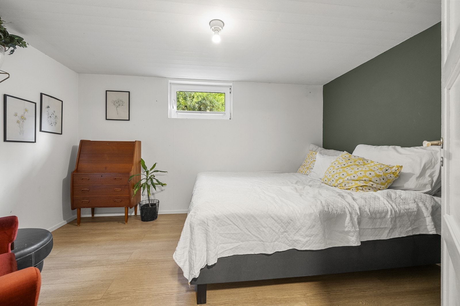 Det er to rom i kjelleren som i dag er innredet som soverom, disse er ikke godkjent til varig opphold. Galleribilde