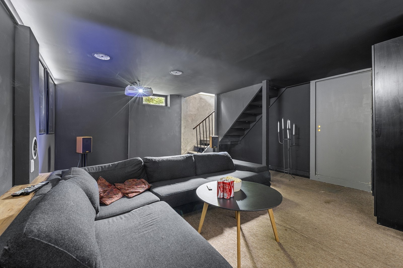 Rommet gir en egen sone for underholdning og avkobling, med trapp opp til hovedetasjen. Galleribilde