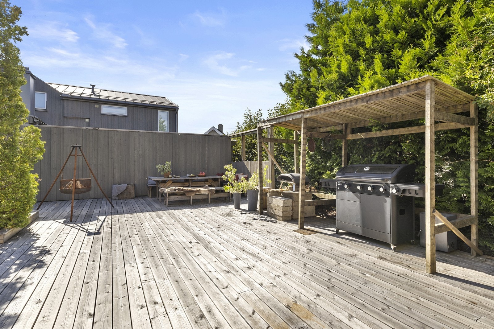 Det er også tilrettelagt for utekjøkken og grillplass under tak. Galleribilde