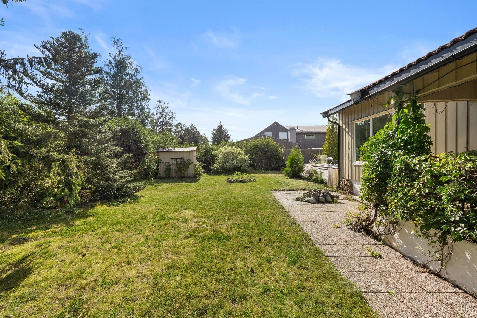 Hagen består av plenarealer og prydbusker, og gir gode lekemuligheter. Galleribilde