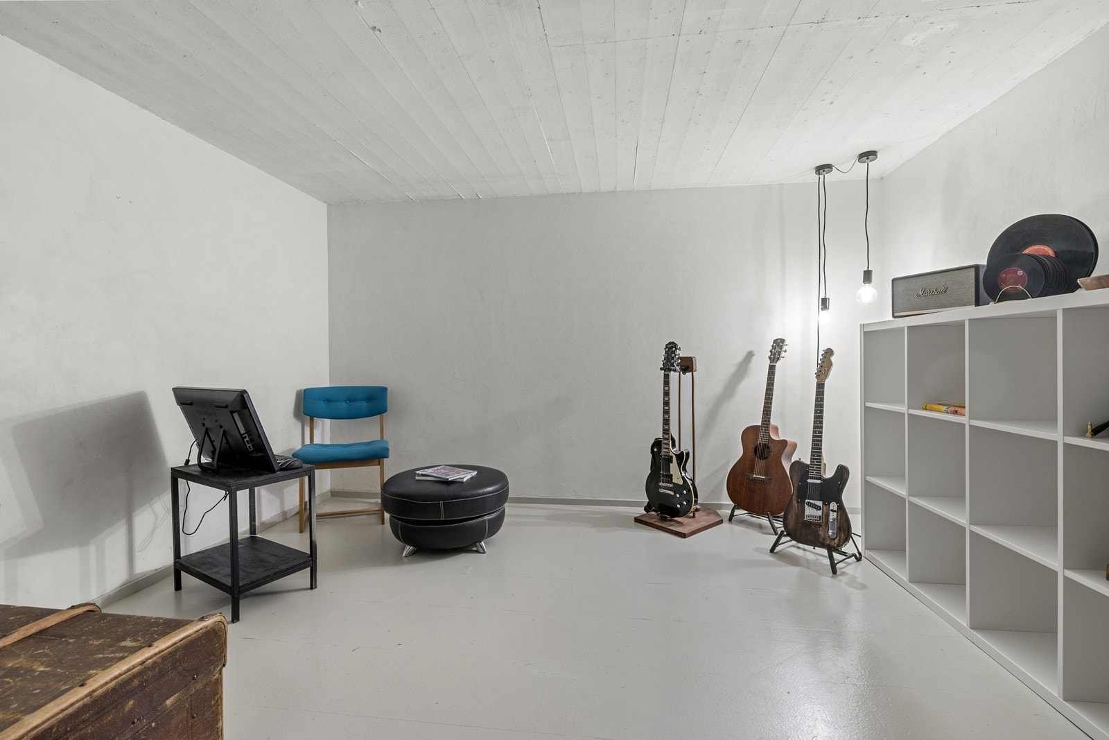 Et ekstra rom i kjelleren gir mulighet for hobbyaktiviteter eller musikkrom. Galleribilde