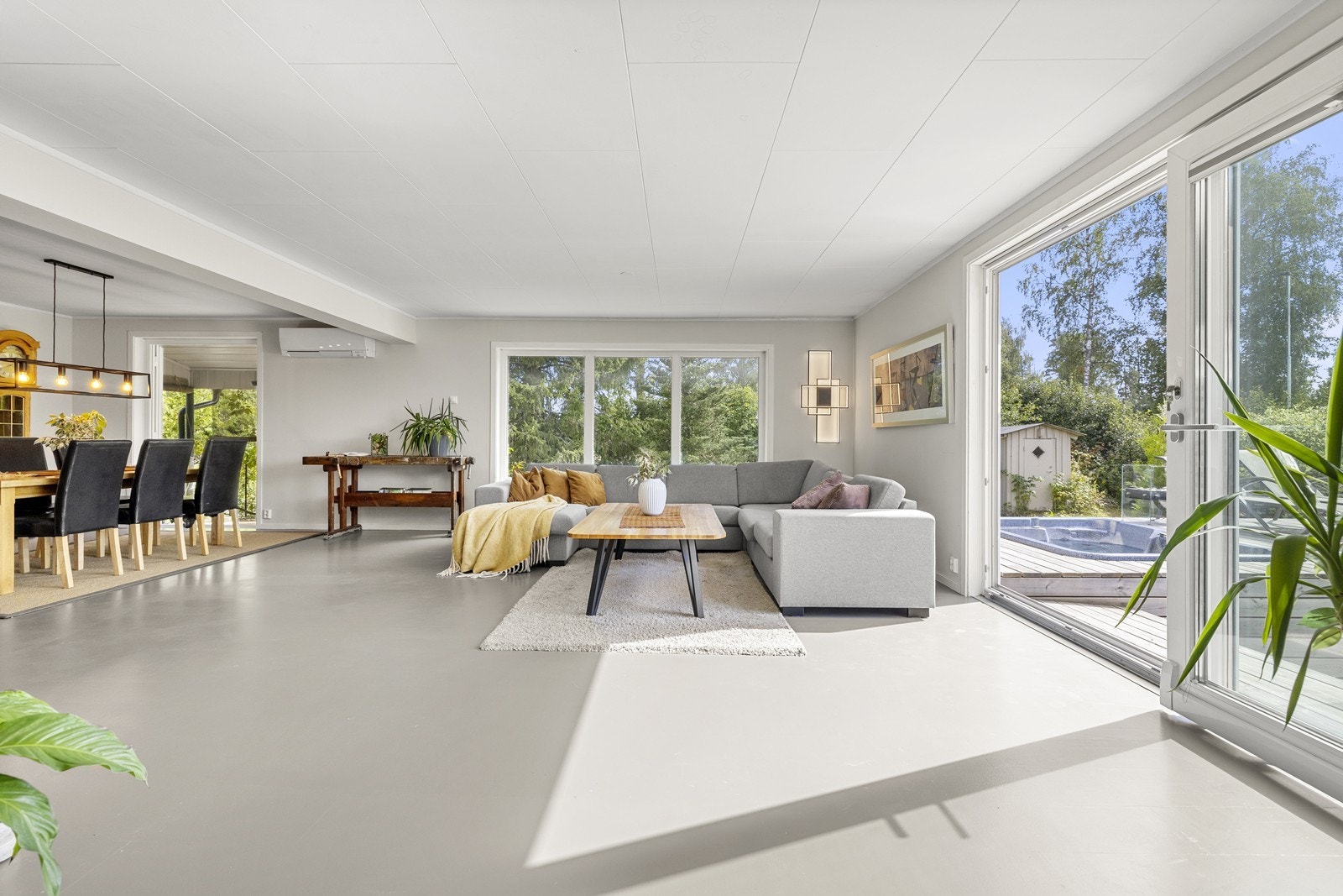 Store vindusflater og en skyvedør fra 2013 gir rikelig med lys og direkte utgang til terrassen. Galleribilde