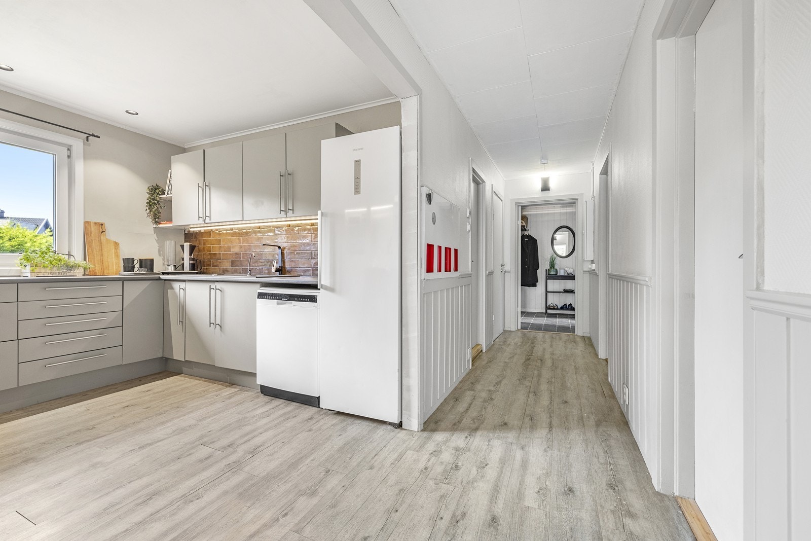 Fra kjøkkenet er det en åpen og naturlig overgang til gangen og resten av etasjen. Galleribilde