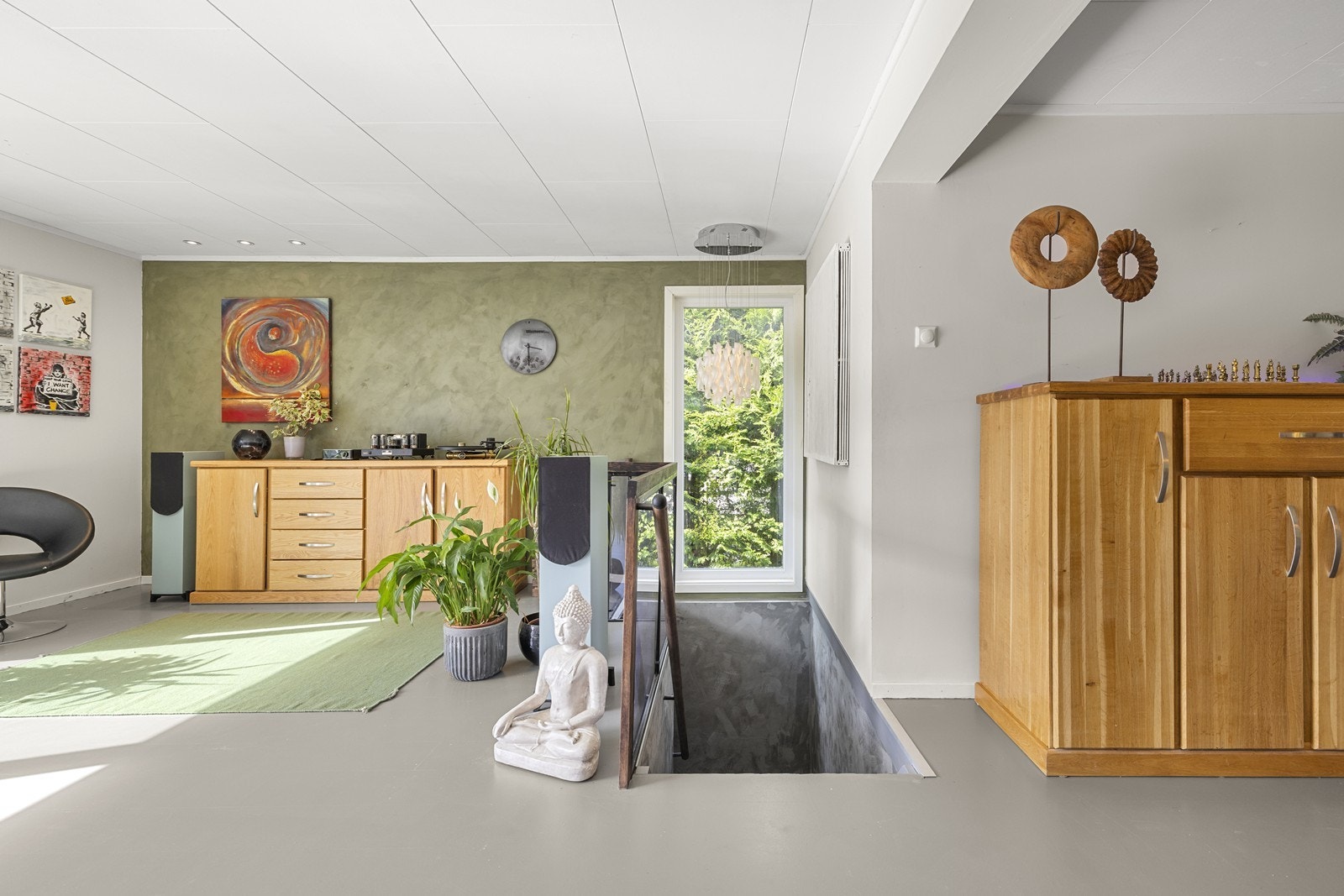 Her ser vi den malte tretrappen som fører ned til kjellerstuen. Galleribilde