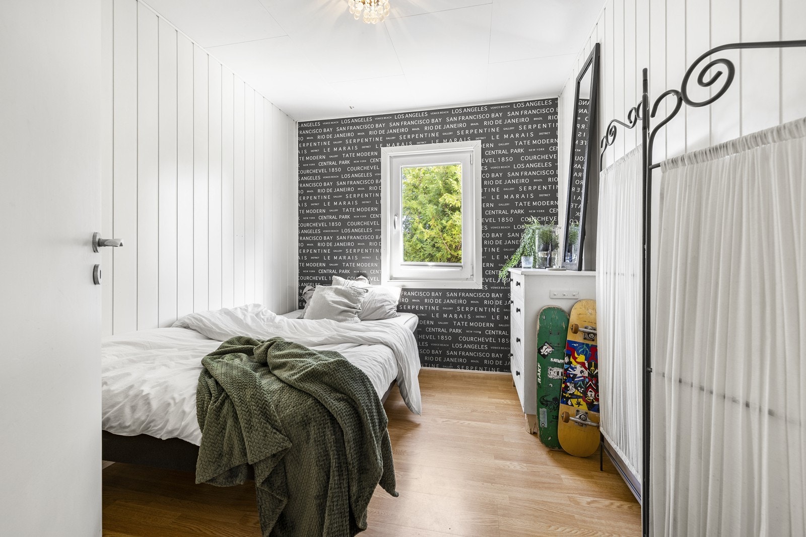 Soverom 2 har en fin størrelse, egnet som barnerom eller gjesterom. Galleribilde