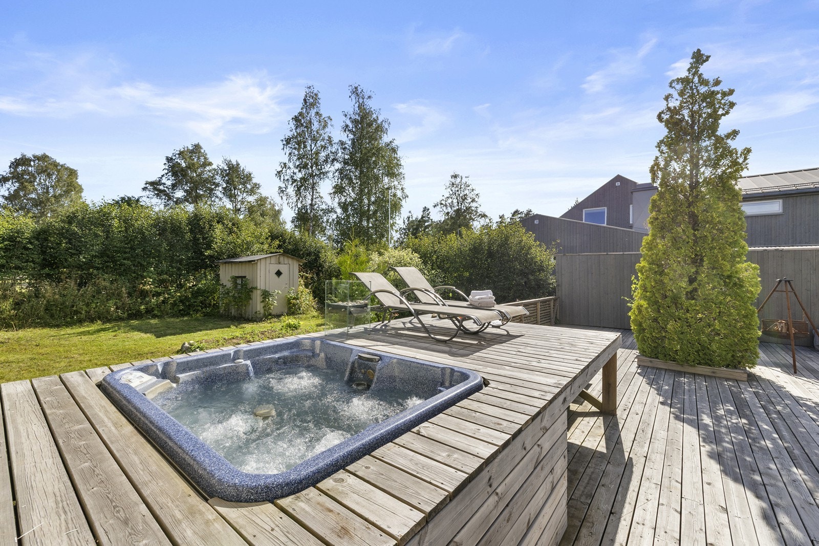 På terrassen har du en herlig jacuzzi som kan brukes sommer som vinter. Galleribilde