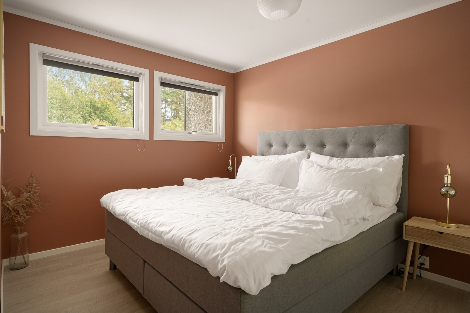 Lekkert soverom med plass til både dobbeltseng og nattbord. Galleribilde