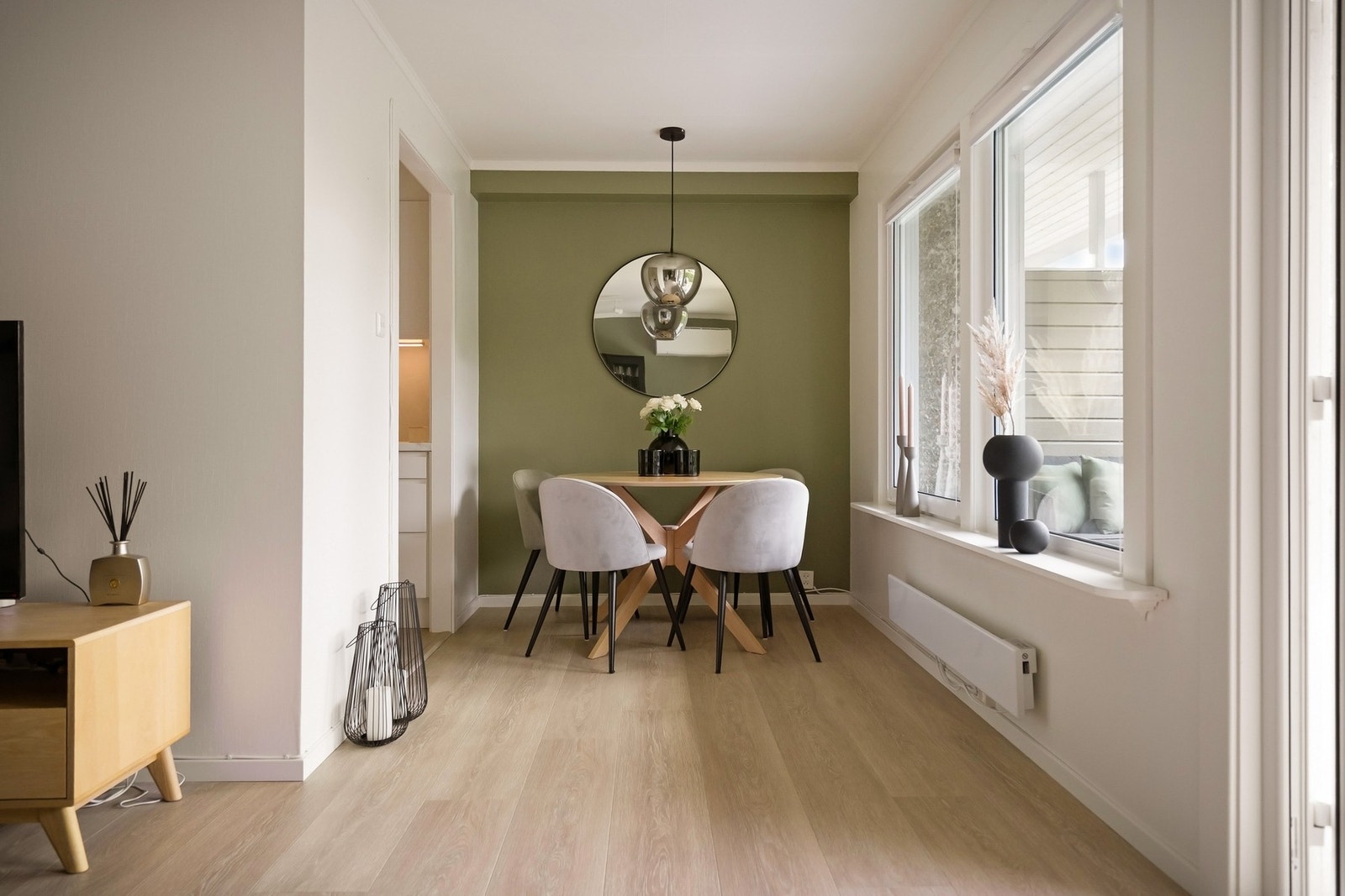 Spisestuen er praktisk anlagt i umiddelbar nærhet til kjøkkenet. Galleribilde