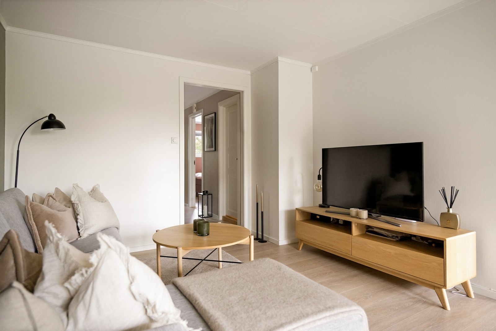 Lys og trivelig stue med plass til både sofagruppe og tv-møblement. Galleribilde