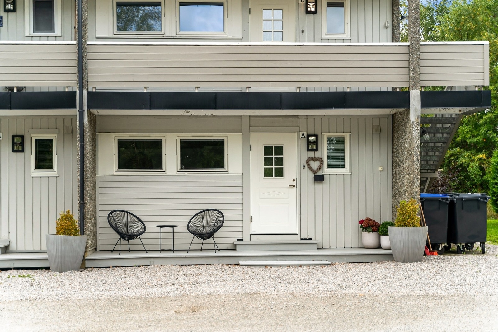 Det er også plass til et cafésett ved inngangspartiet. Galleribilde