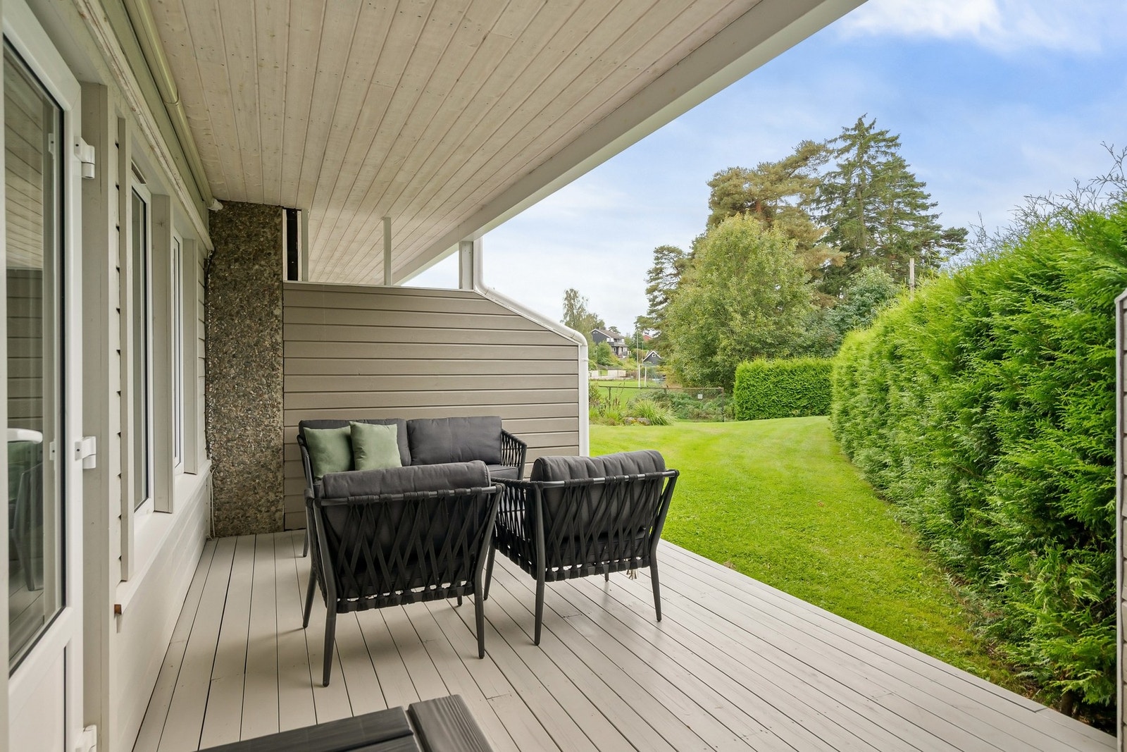 God plass til utemøblement - perfekt til sene sommerkvelder. Enkel tilgang til felles hagearealer herfra. Galleribilde