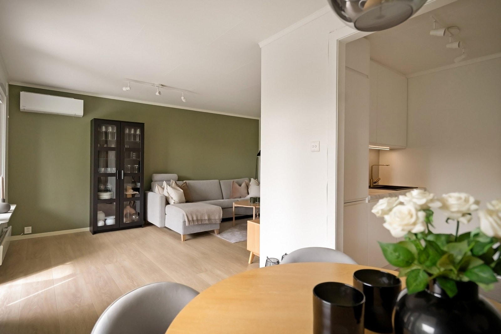 Rommet gir en lun og behagelig følelse - godt egnet for både sosiale tilstelninger og rolige kvelder. Galleribilde