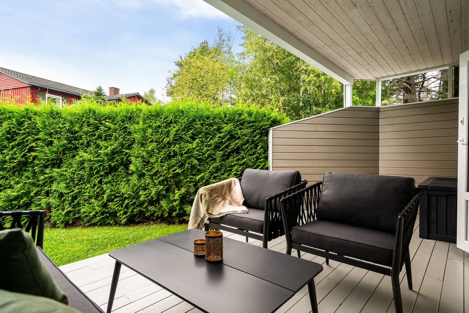 Terrassen er fra 2017 og er dels overbygd. Her sitter man lunt og skjermet. Galleribilde