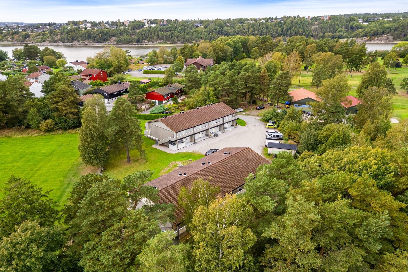 Det er biloppstillingsplass på felles parkeringsplass like utenfor leiligheten, samt lader for elbil som ble installert i 2025. Galleribilde