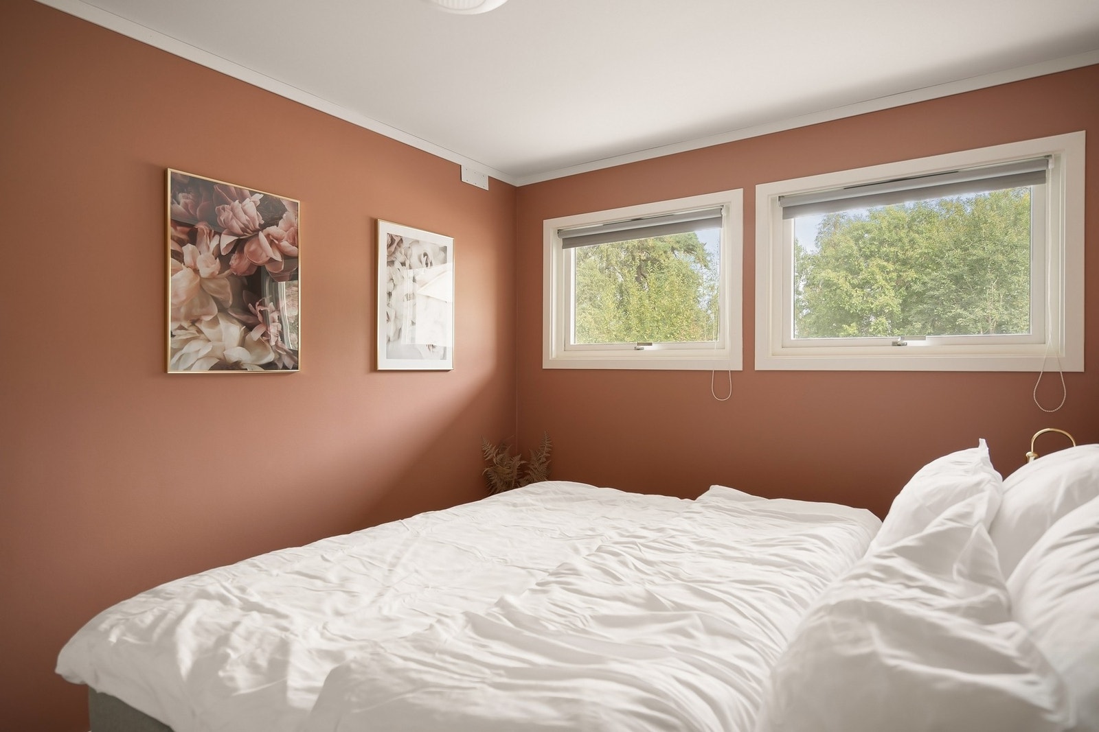 Lun og varm atmosfære - soverommet er malt i en nydelig farge. Galleribilde