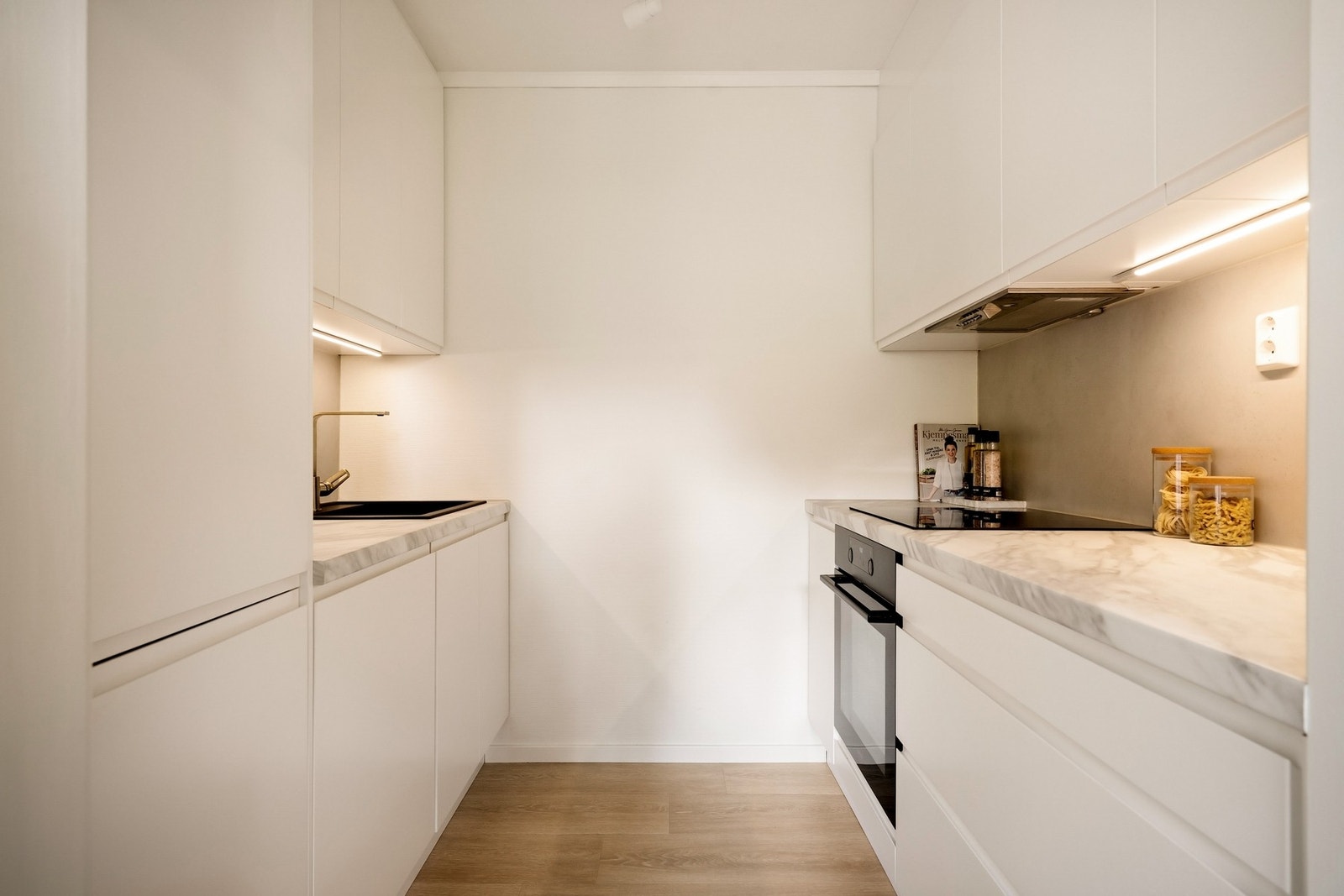 Stilrent kjøkken fra 2021 med integrert kjøl/fryseskap, oppvaskmaskin, induksjonstopp og stekeovn. Galleribilde