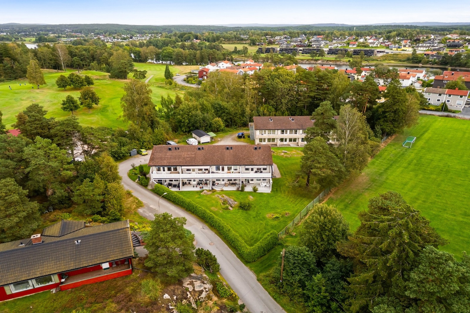 Borregaard Golfklubb ligger i idylliske omgivelser ved Glomma og er nærmeste nabo. Samtidig er det kun 2 km til sentrum med tilgang til alle byens fasiliteter. Med andre ord en perfekt plassering mellom aktiviteter, natur og byliv. Galleribilde