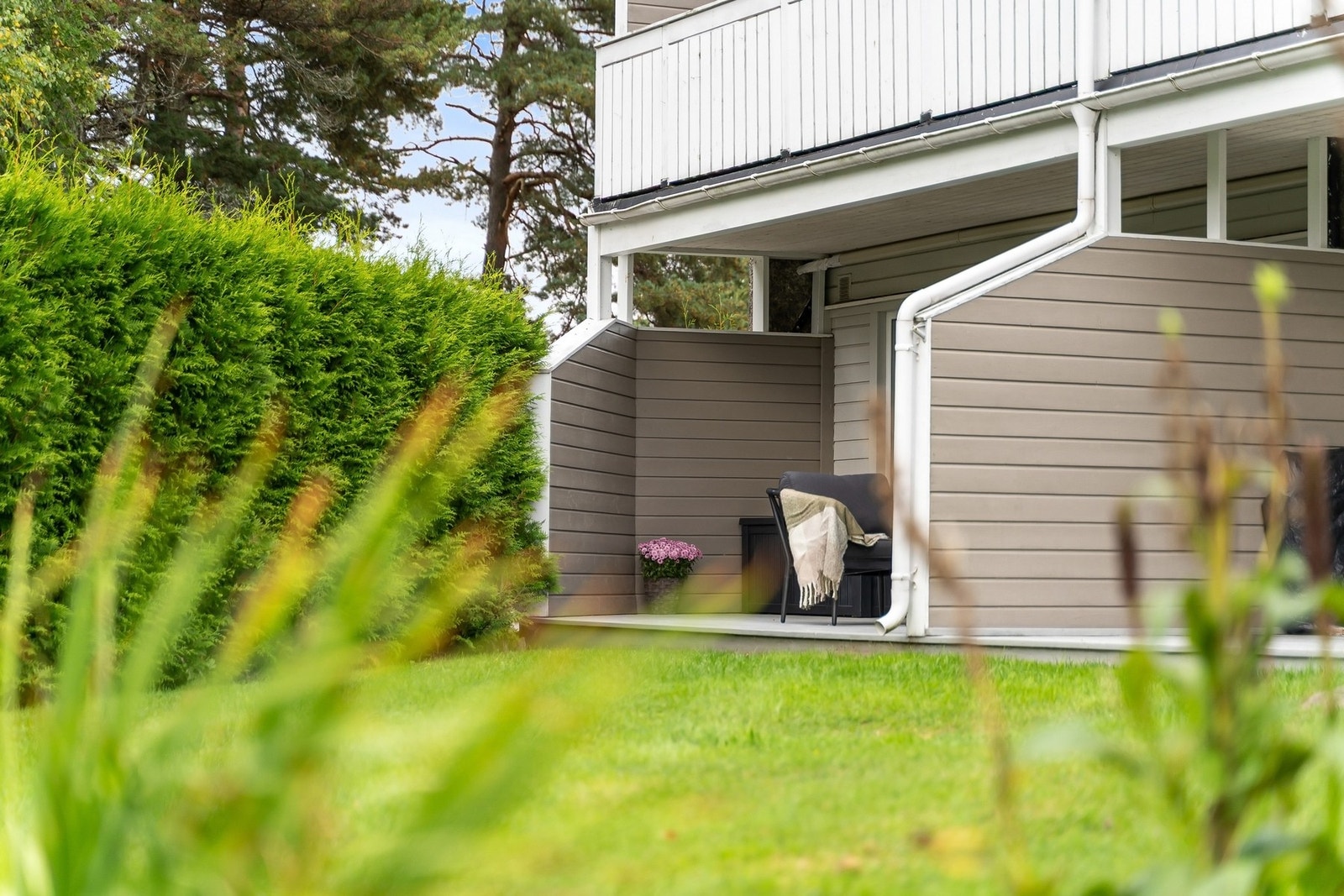Sydvestvendt terrasse med utgang fra stuen. Galleribilde