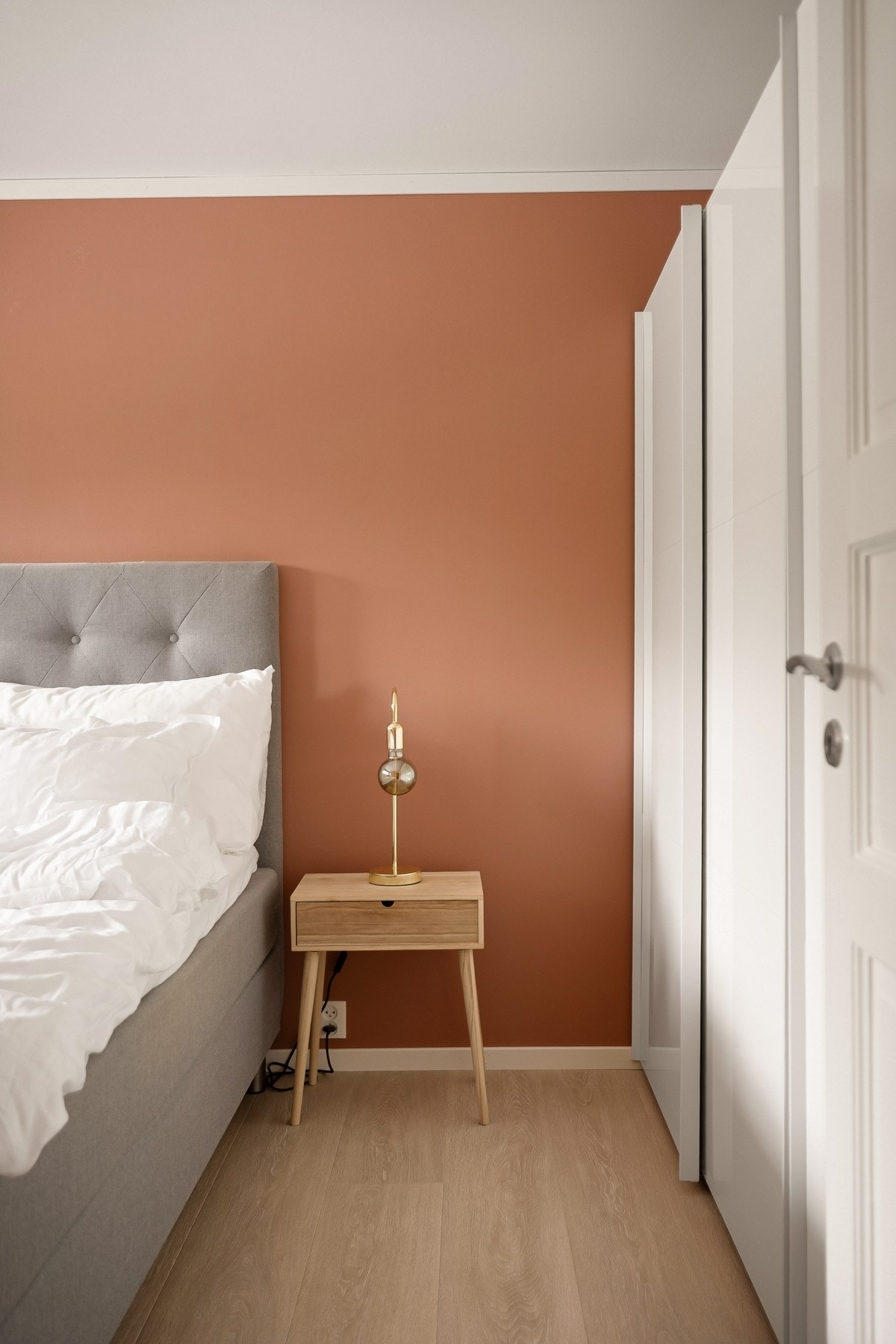 Skyvedørsgarderobe på soverommet. Galleribilde