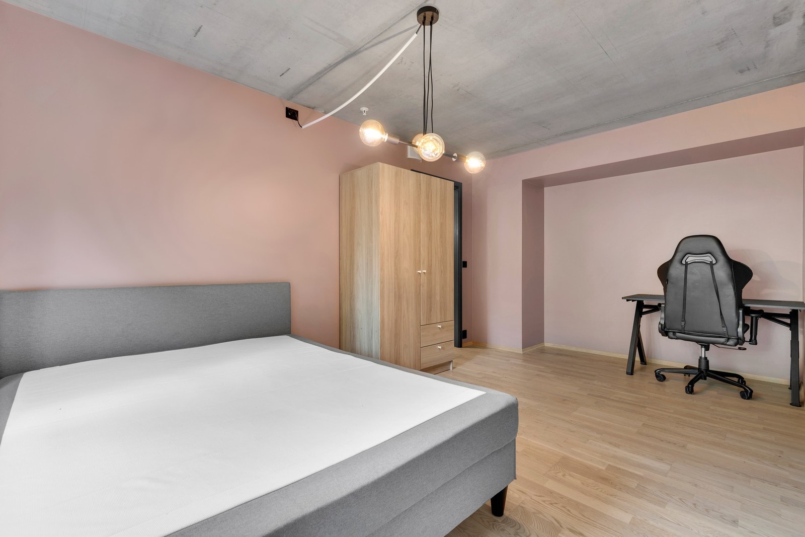 Soverommet er malt i en pen og moderne farge. Garderobeskapet vil medfølge i handelen. Galleribilde