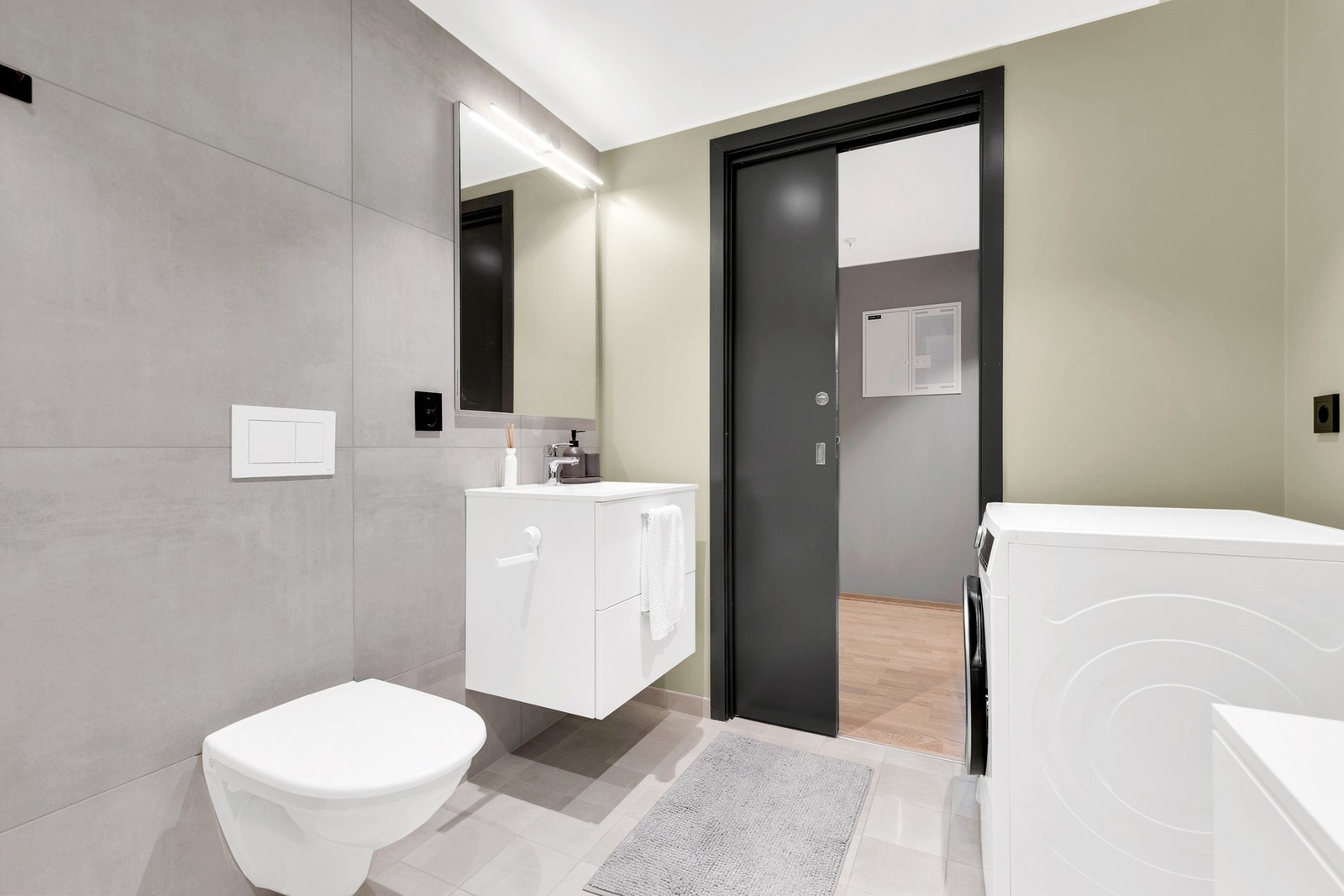 I likhet med resten av leiligheten er badet svært godt vedlikeholdt, noe som bekreftes med tildelt TG0/1 på samtlige punkter i tilstandsrapporten. Her har du en praktisk skyvedør med lås. Galleribilde