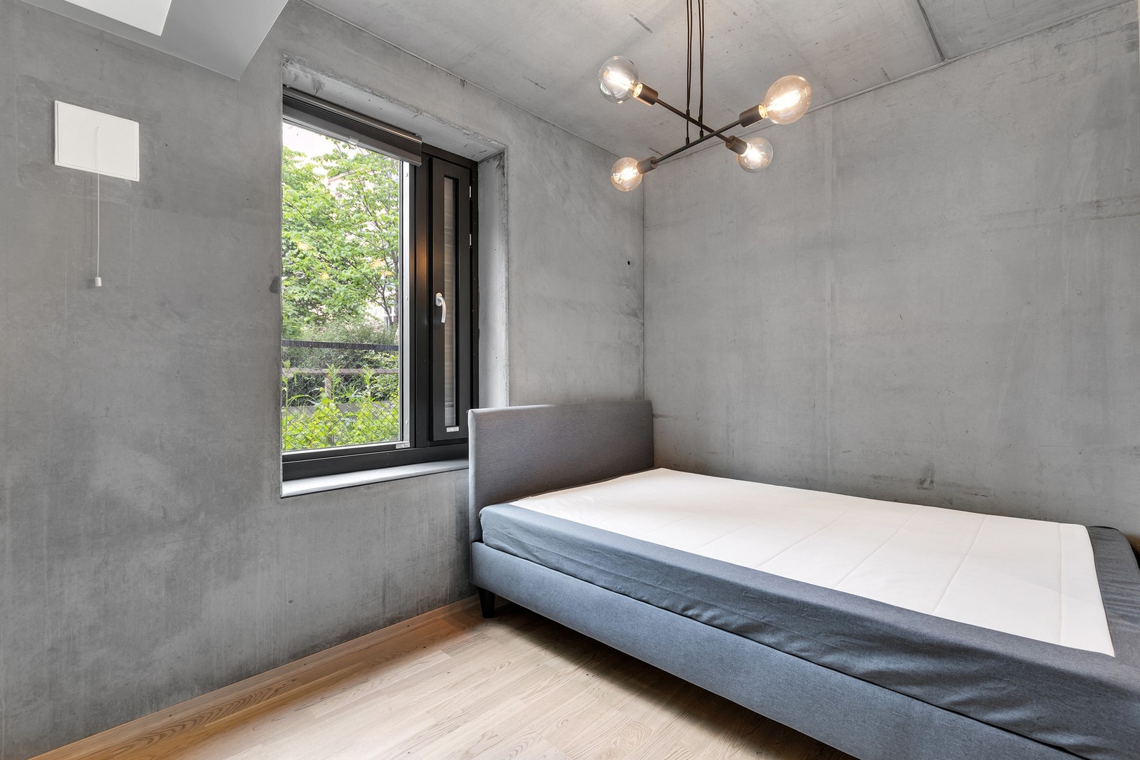 Soverom 2 måler 6,4 kvm og har godt med plass til det nødvendige. Her også, store vindusposter og moderne belysning i tak. Galleribilde