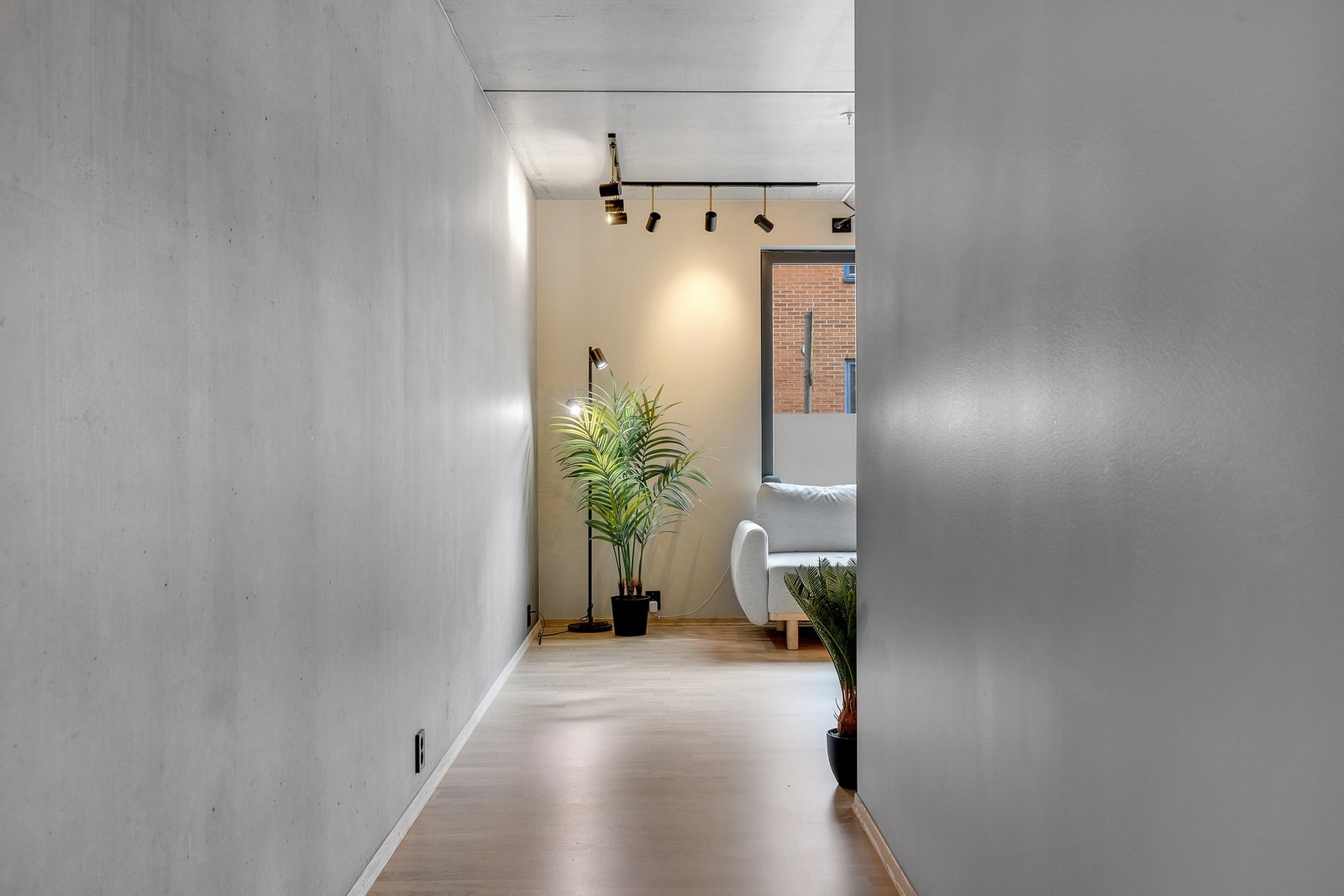 Leiligheten er godt gjennomført med fine materialvalg og store vindusposter. Lagringsplass finner du i leilighetens eksterne bod på 3 kvm som ligger like utenfor inngangsdøren. Galleribilde