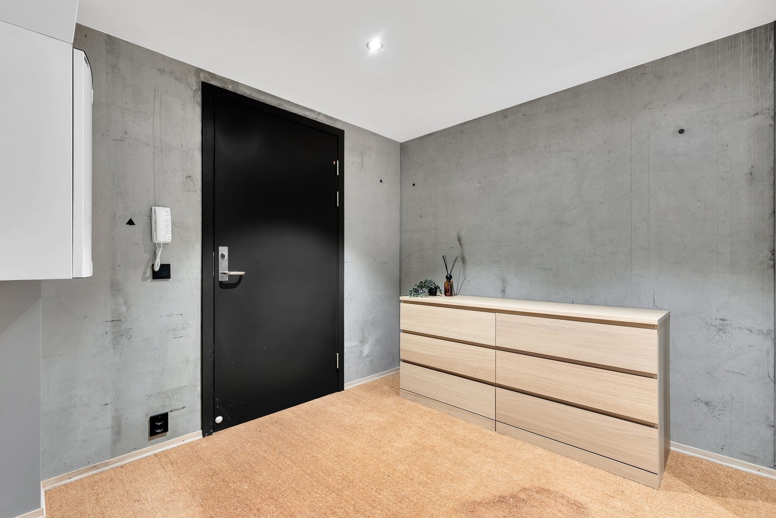 Svært romslig entré måler 6,5 kvm og har godt med plass til oppbevaring av sko og oppheng av yttertøy. Her er leilighetens porttelefonen lokalisert. Galleribilde