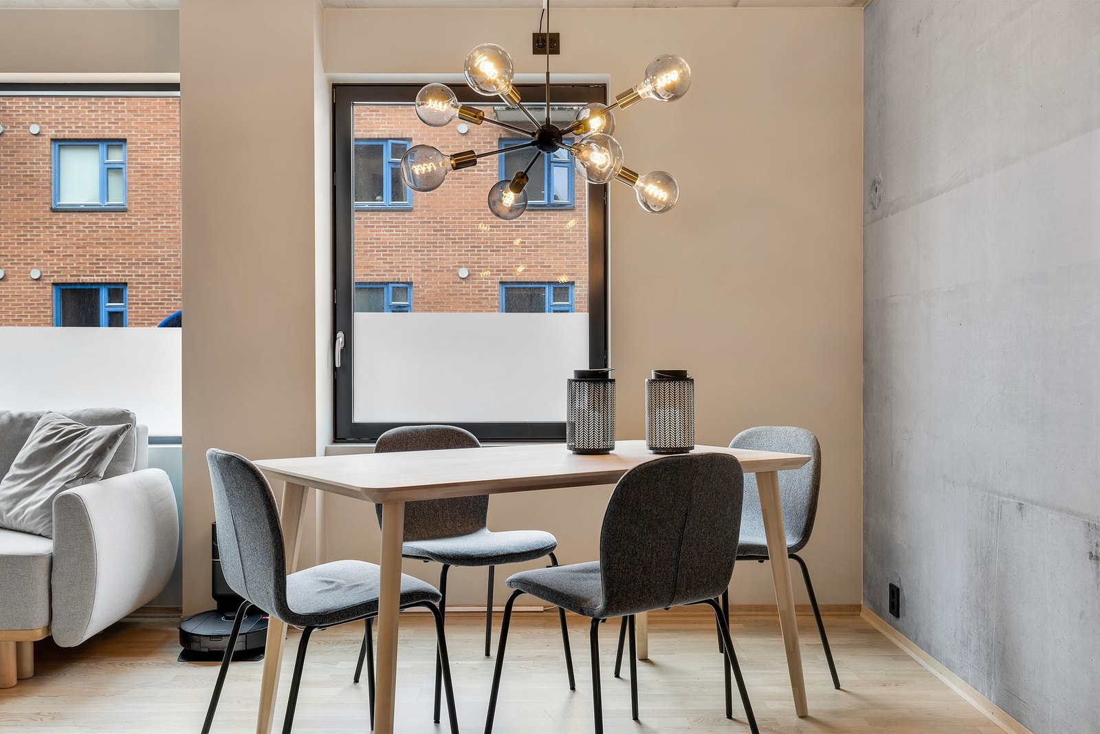 Det er svært praktiske vindusfolier nederst i vinduene, som skjermer godt for innsyn men som ikke tar noe av dagslyset. Leilighetens planløsning legger til rette for at spisebordet finner sin naturlige plassering mellom stue og kjøkkenet. Galleribilde