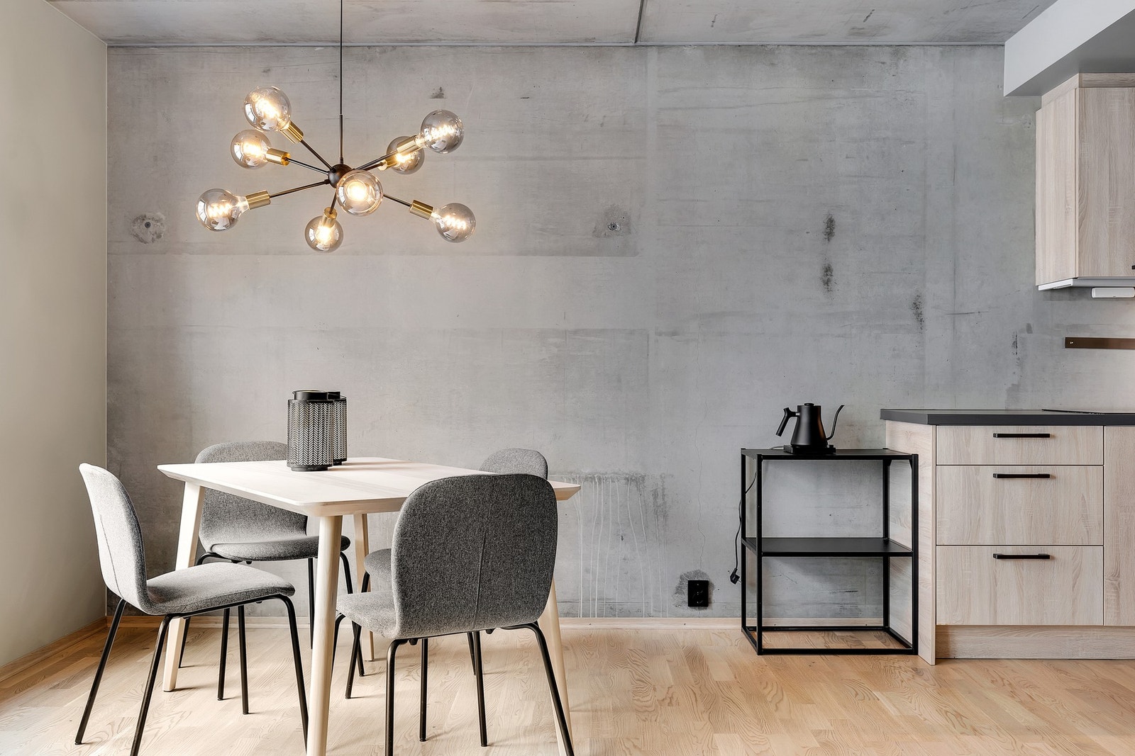 Leiligheten fremstår meget stilfull og lekker. Vegger og tak har kule og moderne fargetoner, mens du på gulvet har en flott parkett som for øvrig er gjennomgående i hele leiligheten. Galleribilde