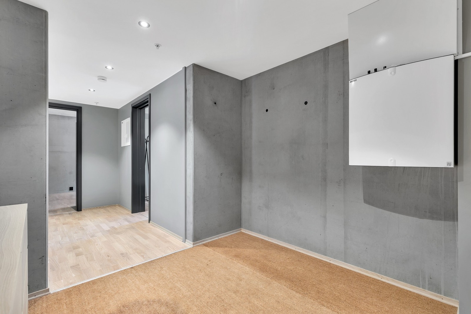 Fra entréen har du adgang til det som benevnes som soverom 2 på din høyre hånd, soverom 1 rett frem, og videre inn til stue, kjøkken og bad på din venstre hånd. Galleribilde