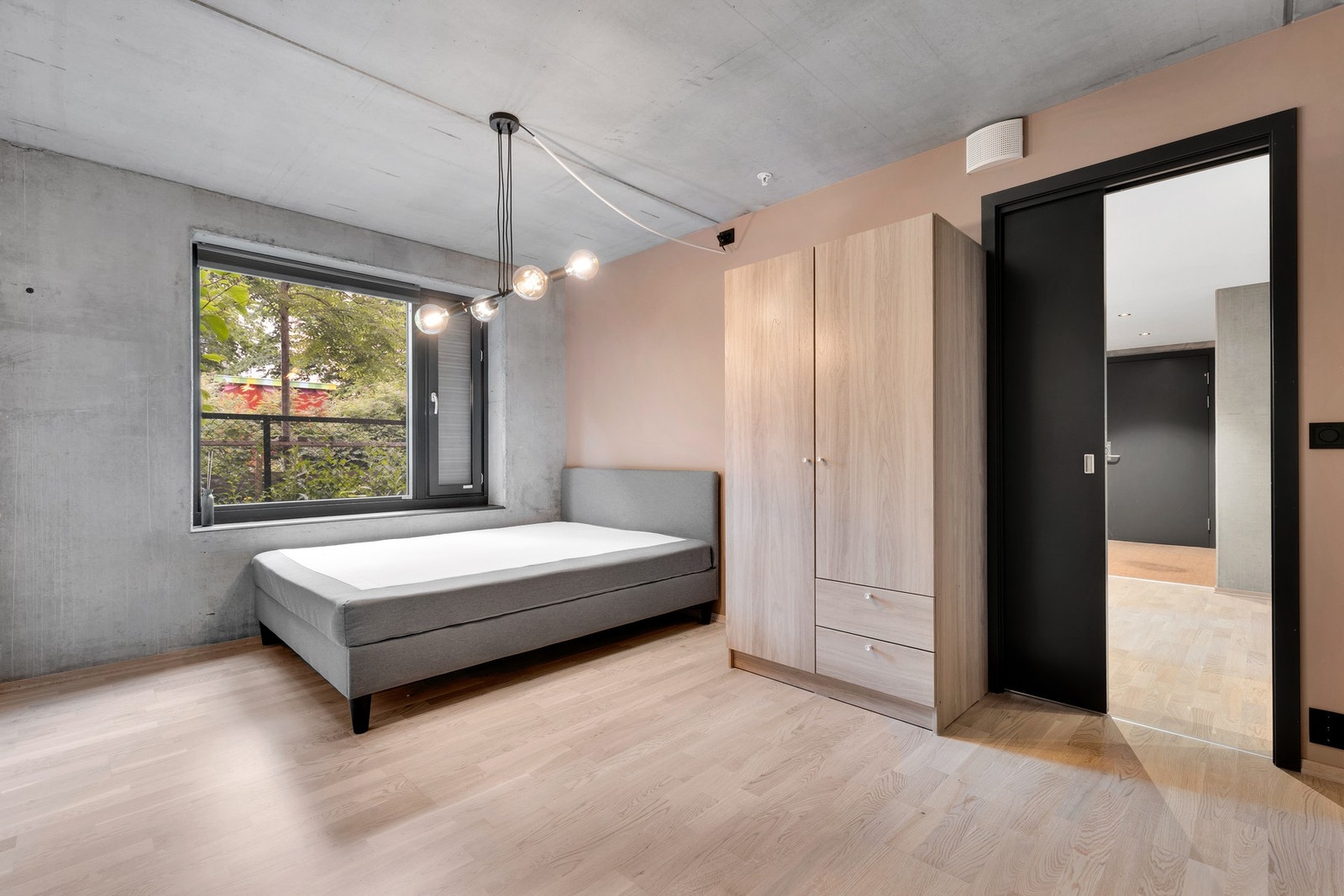 Soverom 1 måler romslige 14,2 kvm og har godt med plass dobbeltseng av god størrelse og andre garderobeløsninger eller skrivebord etter ønske. Galleribilde