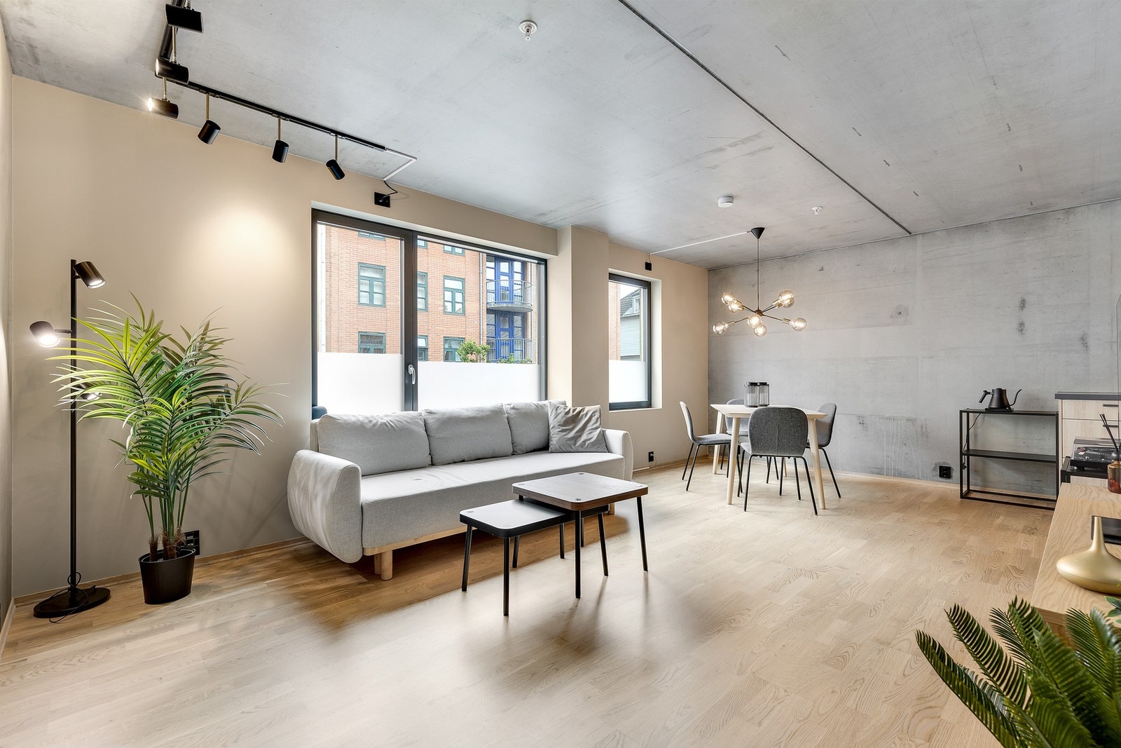 Leiligheten har en meget god planløsning med definerte soner som gjør den enkel å innrede. To soverom, stue-/kjøkken løsning, bad og entré. Det er montert spotter på skinner i tak over sofa, som enkelt kan justeres med dimbar bryter. Galleribilde