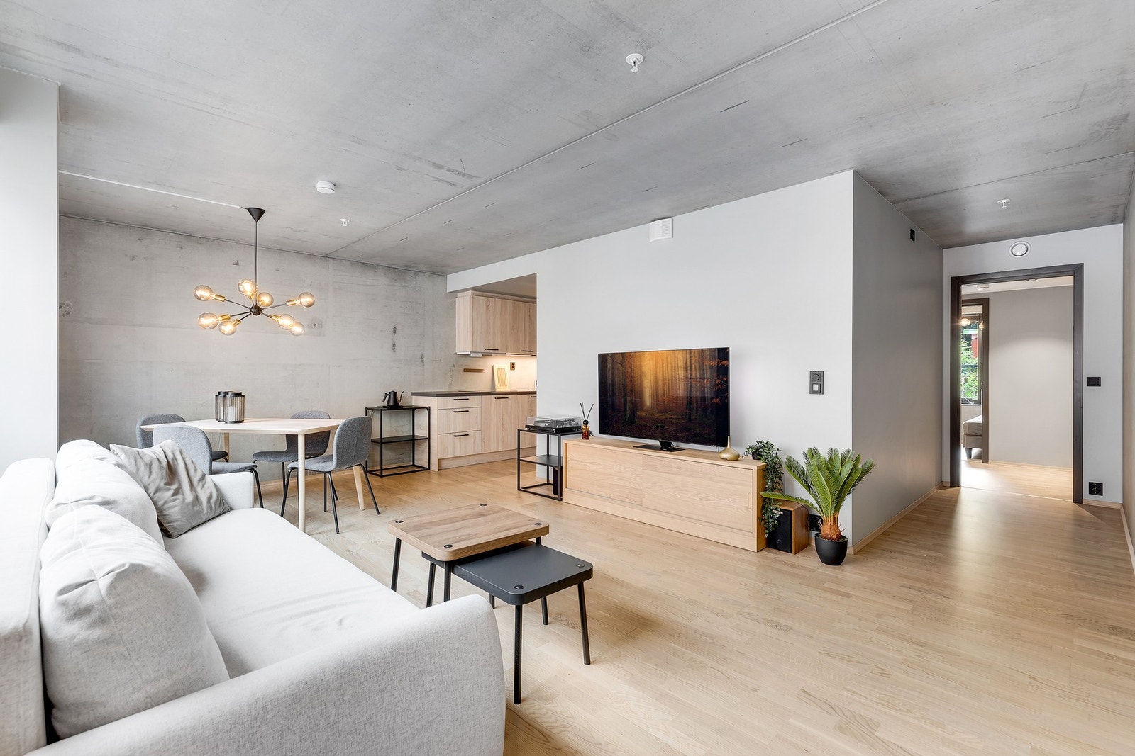 EiendomsMegler 1 v/ Mads Larsen har gleden av å ønske velkommen til Fjæregata 1! En rålekker 3-roms selveierleilighet med flott beliggenhet på Lademoen. Foto: Pholio, (Julian Nonstad). Galleribilde