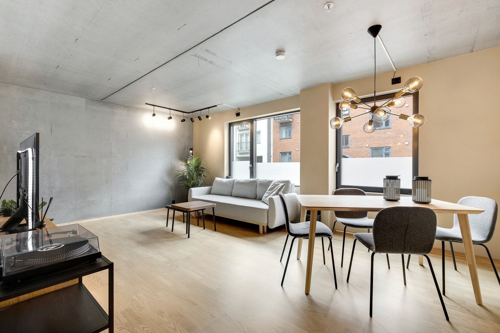 Store vindusposter kombinert med moderne fargevalg på vegg skaper en gjennomgående behagelig atmosfære i leiligheten. Galleribilde