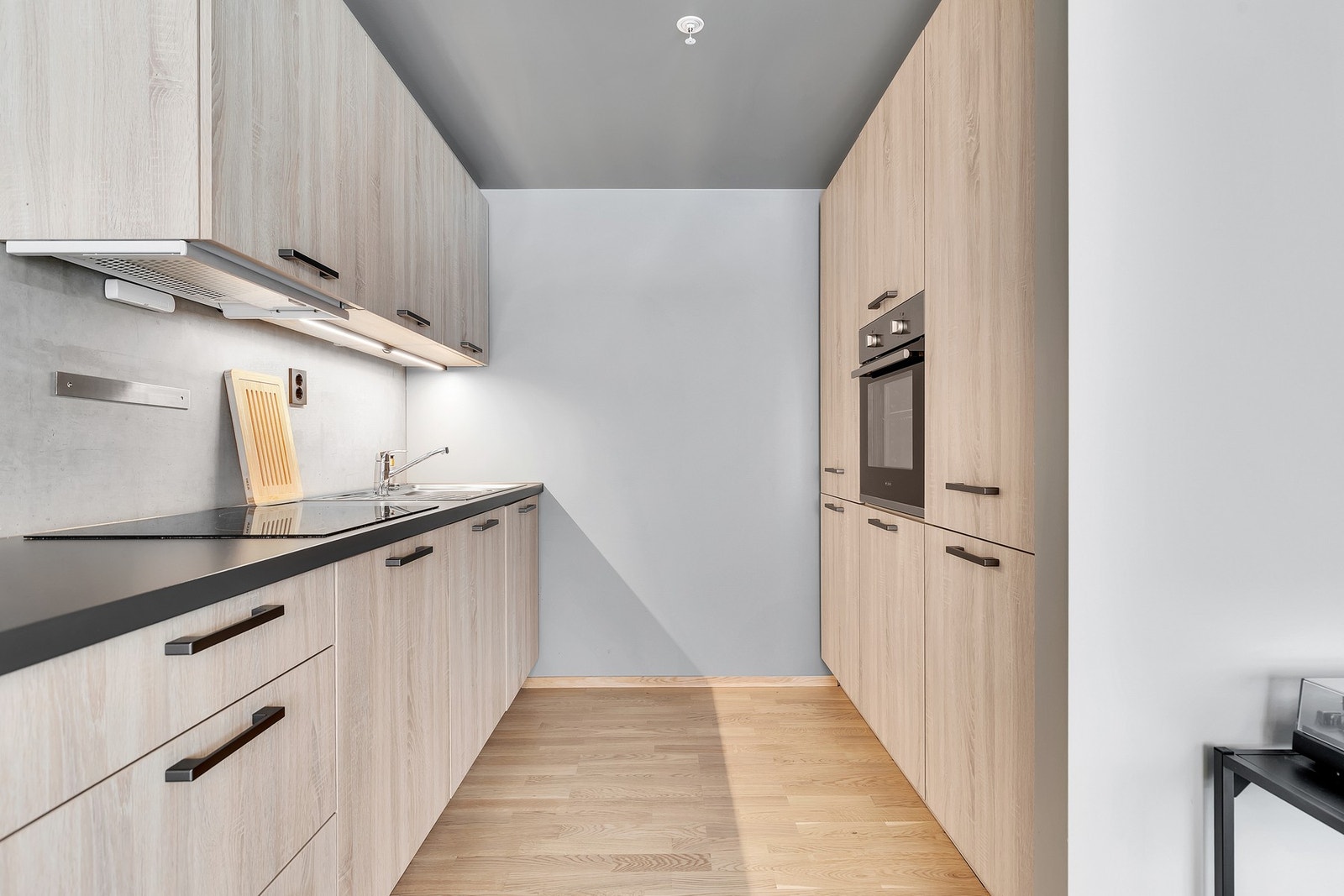 Meget pent og innbydende kjøkken fra Røskaft med integrerte hvitevarer som medfølger i handelen. Dette inkluderer platetopp, stekeovn, kjøl/fryseskap og oppvaskmaskin. Galleribilde