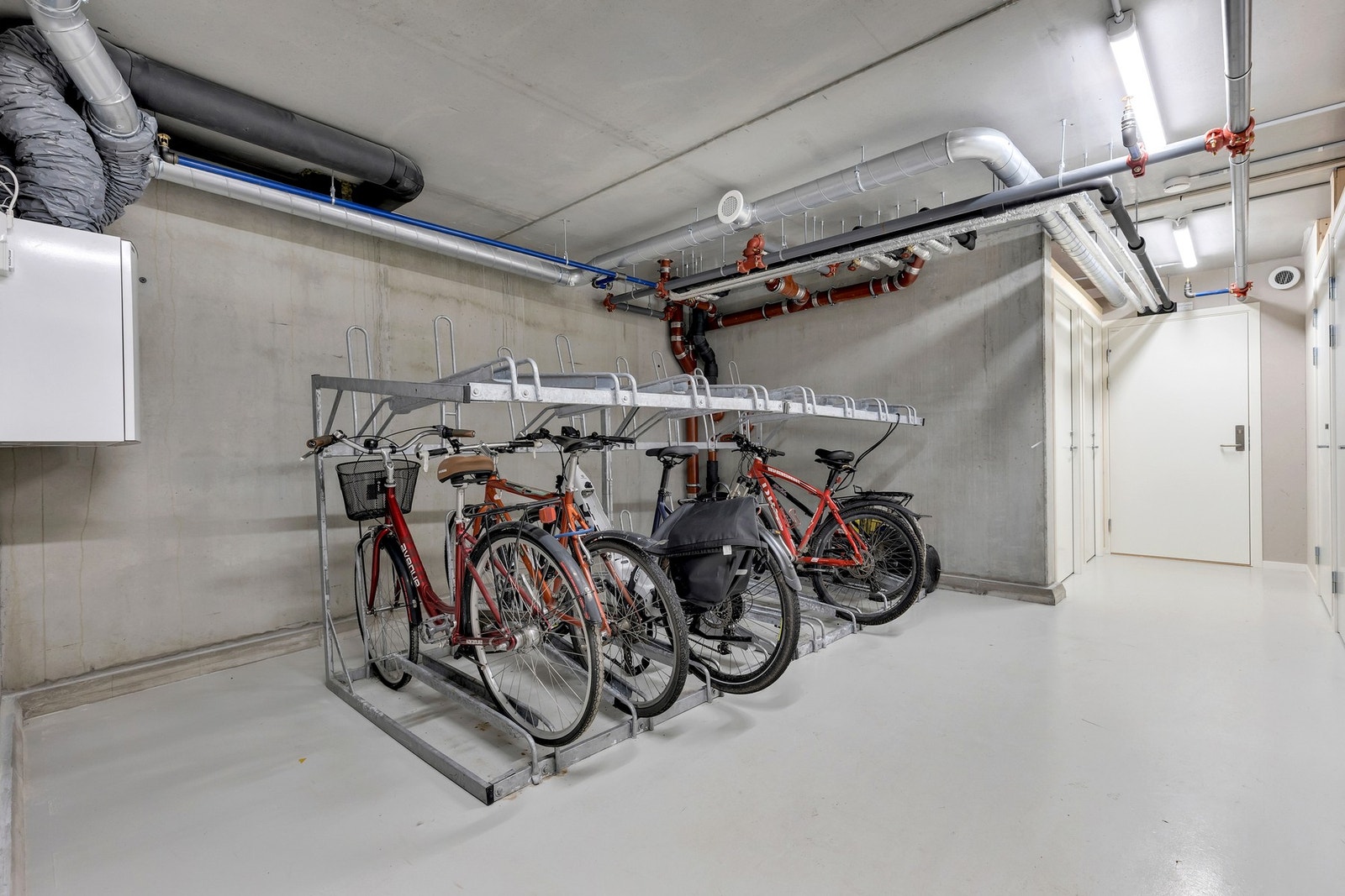 Felles sykkelparkering for sameiet i byggets kjeller. Galleribilde
