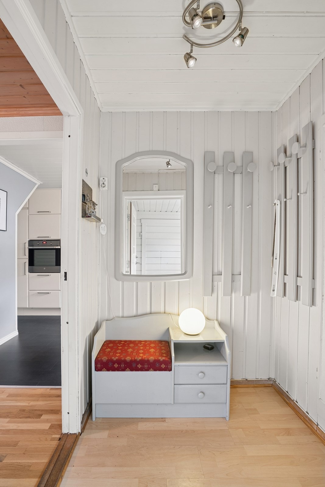 Når du trer inn i boligen, møtes du av en lys og koselig entré med plass til å henge fra seg yttertøy og sette fra seg sko på en ryddig og funksjonell måte. Galleribilde