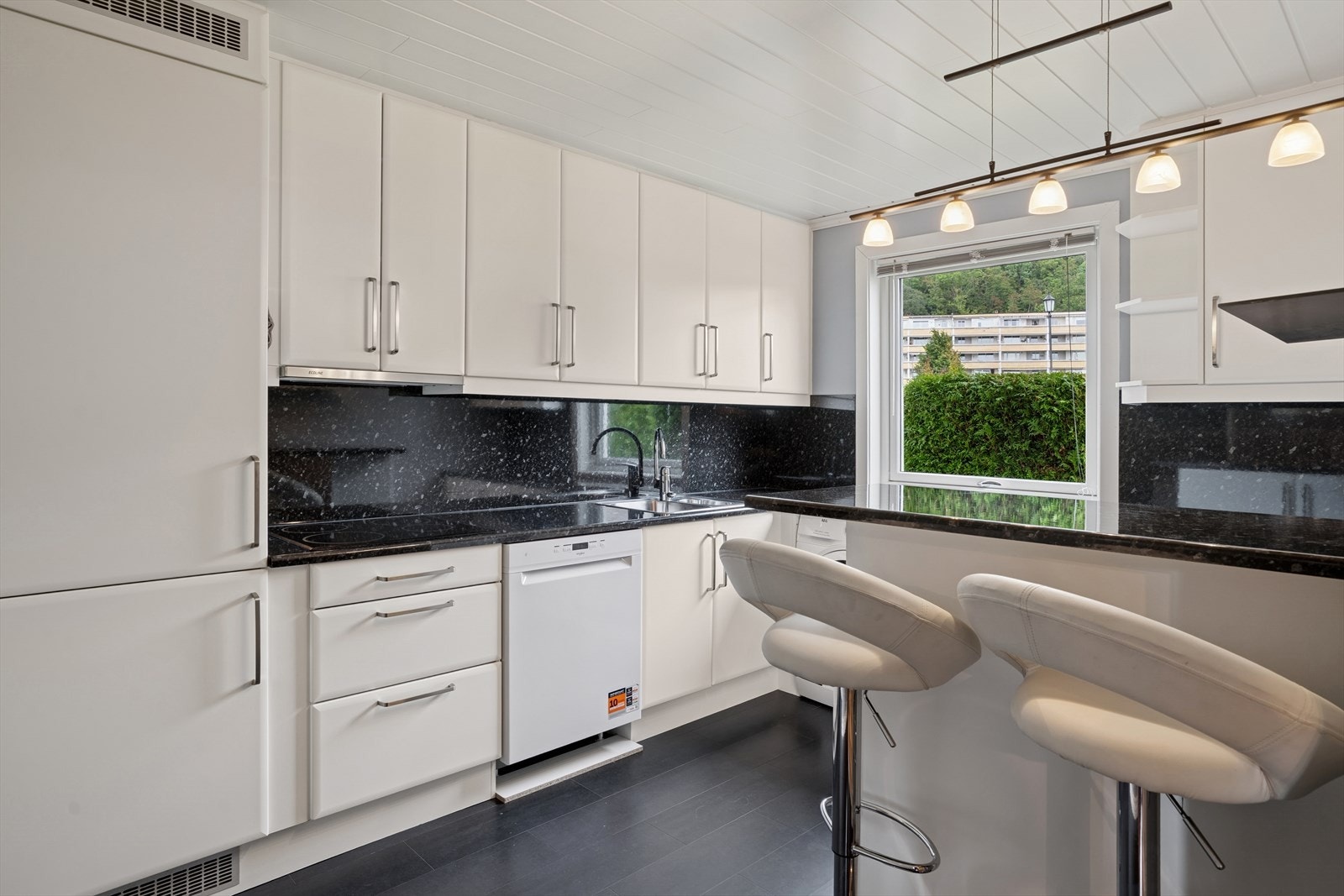 Rommet er romslig og godt utnyttet og har rikelig med skap- og benkeplass. Galleribilde