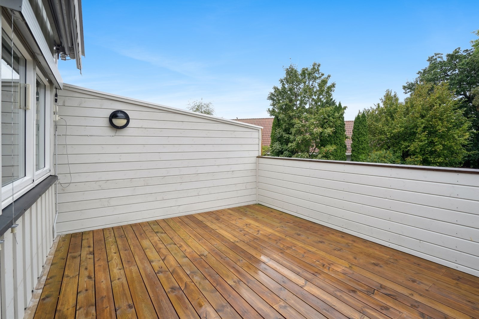 Balkongen er på 15kvm og har godt med plass til utemøbler. Galleribilde