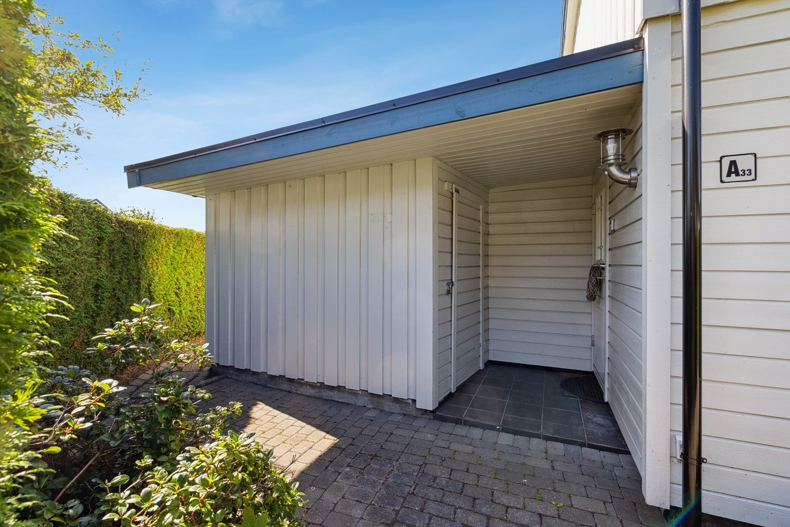 Ved inngangspartiet finner du en praktisk utebod, perfekt for oppbevaring av diverse sesongutstyr, hageredskaper m.m. Galleribilde