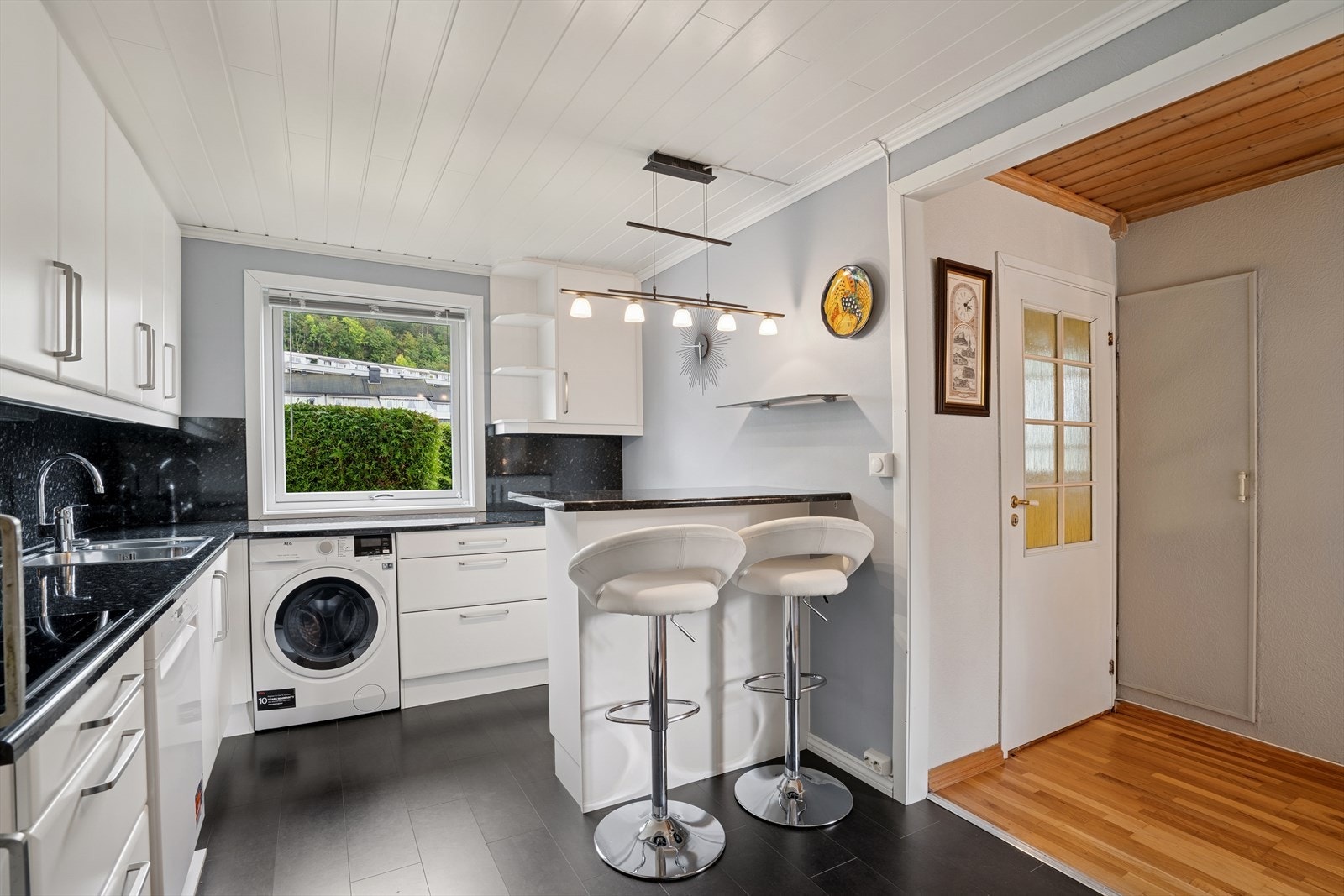 Kjøkkenhalvøya er et naturlig samlingspunkt, her kan barna gjøre lekser mens maten tilberedes. Galleribilde