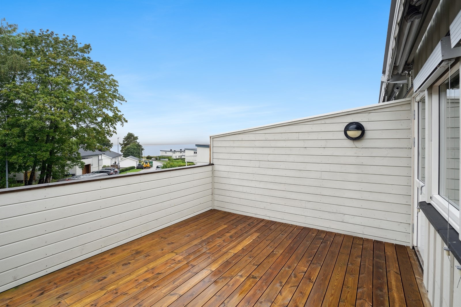 Her får du en flott utsikt over Oslofjorden og kan nyte flotte solnedganger. Et perfekt sted å både starte og avslutte dagen. Galleribilde