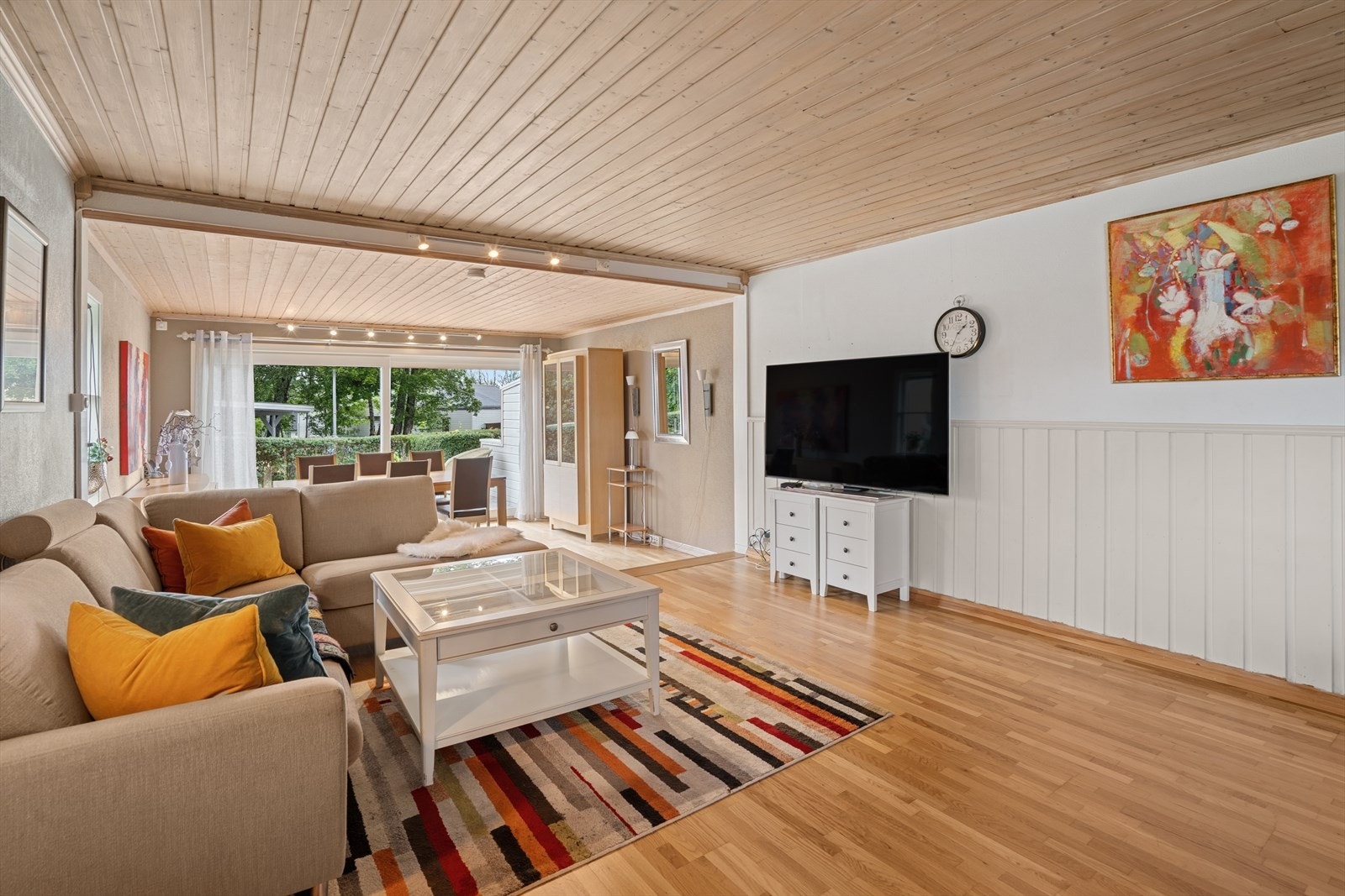 Lys og fin stue med store vindusflater som slipper inn godt med naturlig lys. Stuen er også blitt bygget på, og er større en orginalen. Galleribilde