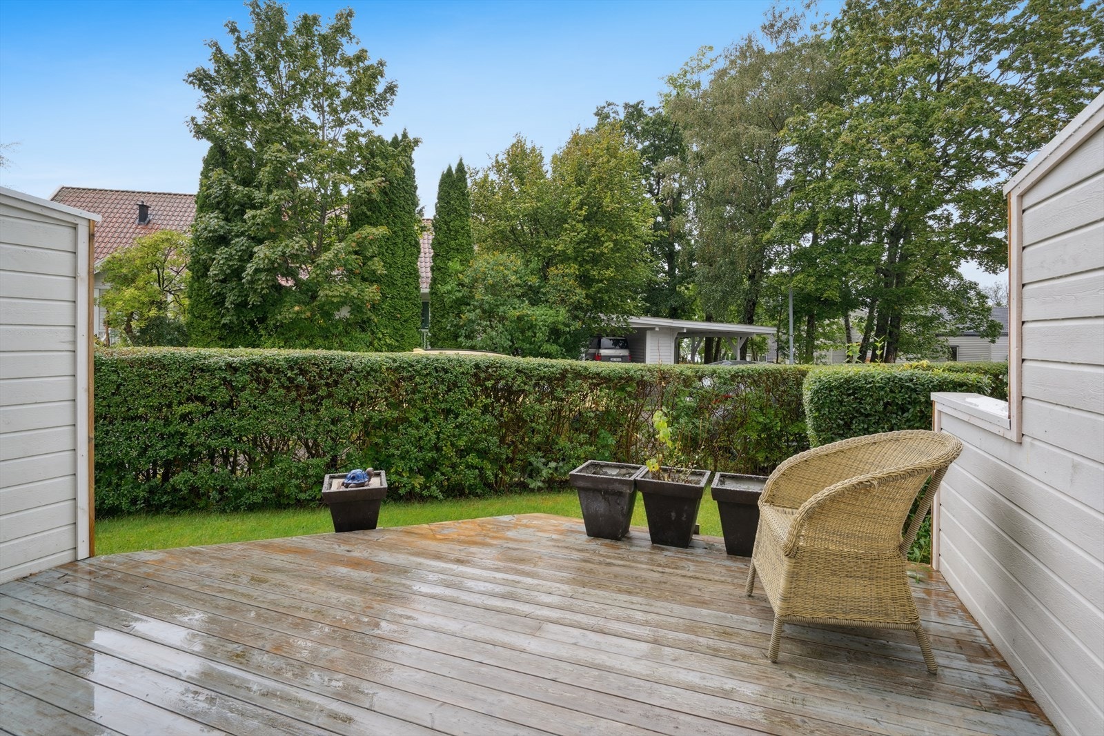 I tillegg har eiendommen et sjarmerende hageareal som gir et grønt og trivelig preg rundt boligen. Galleribilde