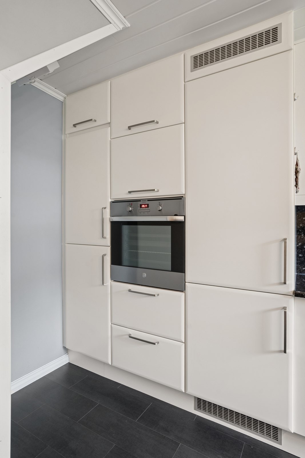 Kjøkkenet er utstyrt med integrerte hvitevarer som komfyr, platetopp, kjøl/fryseskap. Galleribilde